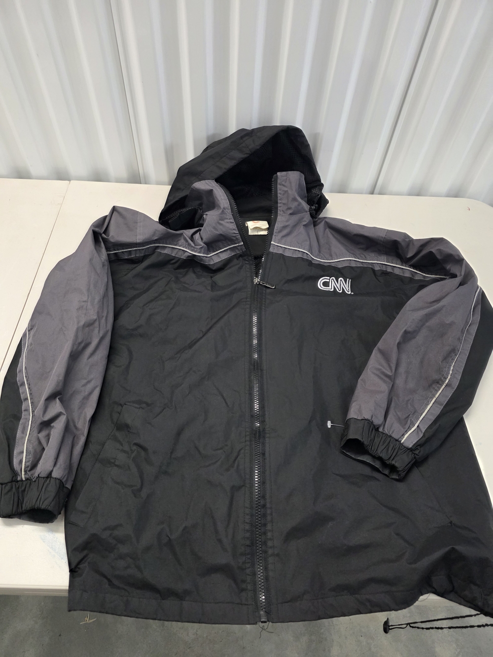 CNN News Crew Rain Jacket Apparel Hooded Wind Breaker Men's Size Large Rips Unde